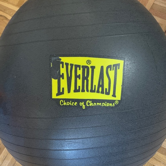EVERLAST Large Fitness Ball - Home Gym / Exercise & Stretching - Picture 6 of 6